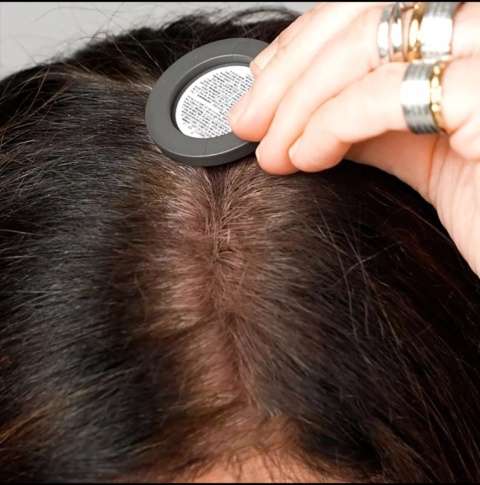 H646 INSTANT RETOUCH BARVA VLASŮ Světlý blond pudr pro zakrytí kořínků